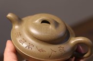 《線(xiàn)圓》宜興紫砂壺助理工藝美術(shù)師手工茶壺線(xiàn)圓老師頂級(jí)蟹殼青壺