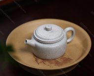 碧螺壺中香撲面，綠茶盞內味如春。