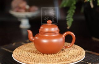 《孟臣掇球》  《孟臣掇球》