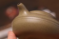 《線(xiàn)圓》宜興紫砂壺助理工藝美術(shù)師手工茶壺線(xiàn)圓老師頂級(jí)蟹殼青壺