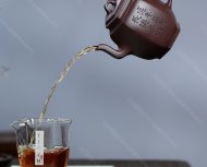 泉眼無聲惜細流，樹蔭照水愛晴柔。