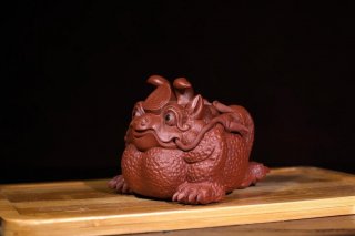 《三足蟾蜍紫砂茶寵》宜興紫砂壺茶壺手工紫泥  《三足蟾蜍紫砂茶寵》宜興紫砂壺茶壺手工紫泥