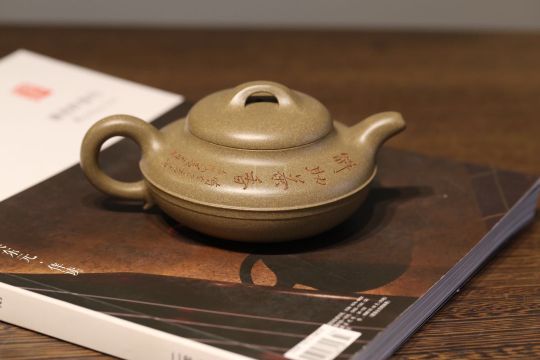 《線(xiàn)圓》宜興紫砂壺助理工藝美術(shù)師手工茶壺線(xiàn)圓老師頂級(jí)蟹殼青壺