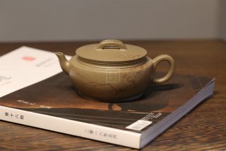 《大蘊漢瓦》宜興紫砂壺助理工藝美術師手工刻繪茶壺茶具頂級蟹殼青漢瓦  《大蘊漢瓦》宜興紫砂壺助理工藝美術師手工刻繪茶壺茶具頂級蟹殼青漢瓦
