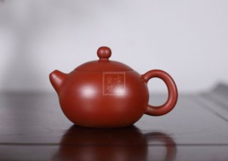 《西施》宜興紫砂壺西施助理工藝美術師手工大紅袍茶壺  《西施》宜興紫砂壺西施助理工藝美術師手工大紅袍茶壺