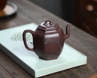 泉眼無聲惜細流，樹蔭照水愛晴柔。