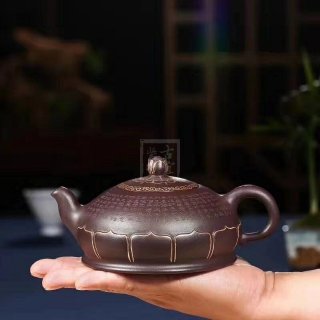 《心經禪蓮》宜興紫砂壺助理工藝美術師手工紫泥半月  《心經禪蓮》宜興紫砂壺助理工藝美術師手工紫泥半月