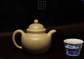 《掇球》宜興紫砂壺助理工藝美術(shù)師手工本山段泡茶壺禮品掇球  《掇球》宜興紫砂壺助理工藝美術(shù)師手工本山段泡茶壺禮品掇球