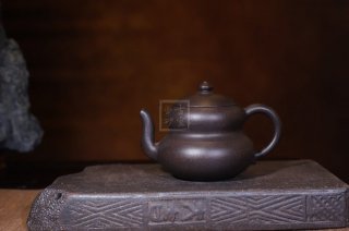 《葫蘆》宜興紫砂壺工藝美術(shù)師手工茶壺茶具黑朱泥葫蘆  《葫蘆》宜興紫砂壺工藝美術(shù)師手工茶壺茶具黑朱泥葫蘆