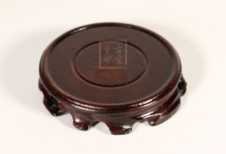 《紅木質根雕底座》  《紅木質根雕底座》