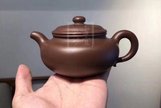 《仿古》仿古紫砂壺助理工藝美術(shù)師宜興手工茶壺紫泥壺  《仿古》仿古紫砂壺助理工藝美術(shù)師宜興手工茶壺紫泥壺