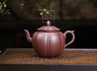 《荷趣》宜興紫砂壺助理工藝美術(shù)師手工茶壺茶具紫泥  《荷趣》宜興紫砂壺助理工藝美術(shù)師手工茶壺茶具紫泥