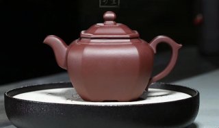 《福臨八方》宜興紫砂壺工藝美術(shù)師手工紫泥福緣八方泡茶壺茶具  《福臨八方》宜興紫砂壺工藝美術(shù)師手工紫泥福緣八方泡茶壺茶具