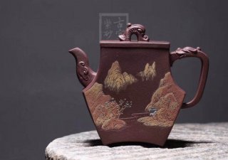 《山水龍泉》宜興紫砂壺純手工高級工藝美術師底槽青茶具  《山水龍泉》宜興紫砂壺純手工高級工藝美術師底槽青茶具