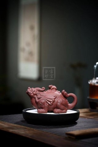 《貔貅壺》  《貔貅壺》