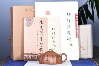 《凌雲(yún)》宜興紫砂壺中國(guó)工藝美術(shù)大師手工大師降坡泥泡茶器半月  《凌雲(yún)》宜興紫砂壺中國(guó)工藝美術(shù)大師手工大師降坡泥泡茶器半月
